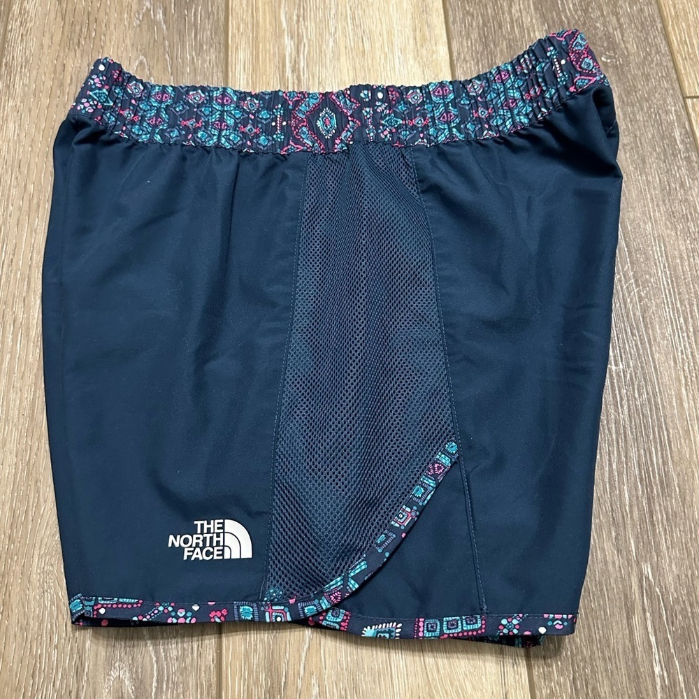 💖 Kids The north face blue shorts new condition.